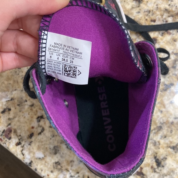 Women’s size 6 purple converse - Picture 3 of 5